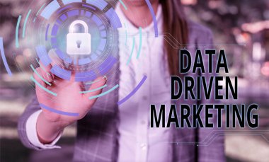 El yazısı Data Driven Pazarlama. İç görü analizinden yola çıkarak oluşturulan strateji kavramının anlamı: Kadın giyimi resmi iş elbisesi sunum sunumu için akıllı aygıt kullan.
