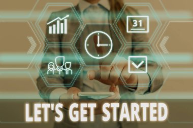 Let 's Get Start' ı gösteren bir not yazıyorum. Başlattığınız bir şey üzerinde çalışmaya başlamak ya da çalışmaya başlamak için iş fotoğrafı göstermek. Akıllı aygıt kullanarak sunum yapan bir kadın resmi iş elbisesi giyer..