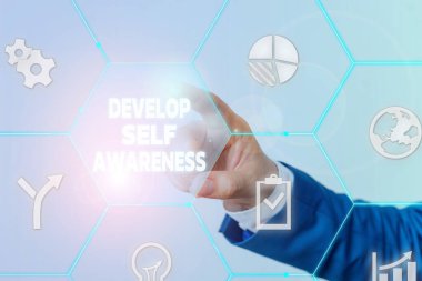 El yazısı metni Kişisel Farkındalık Geliştir. Kavram demek, kendi karakterinin bilinçli bilgisini arttırmak demek. Erkek insan giyimi, akıllı aygıt kullanılarak sunum sunumu yapar..