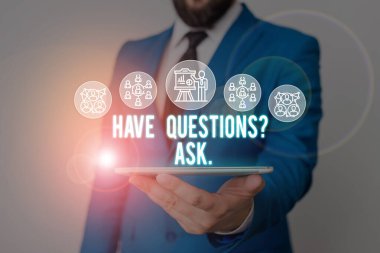 El yazısı yazısının Sorusu Var Soru Sorusu Sorusu. Kavram, birinin size geri bildirim ile cevap vermesini istemektir. Erkek insan resmi iş kıyafeti giyip akıllı aygıt kullanarak sunum sunar..