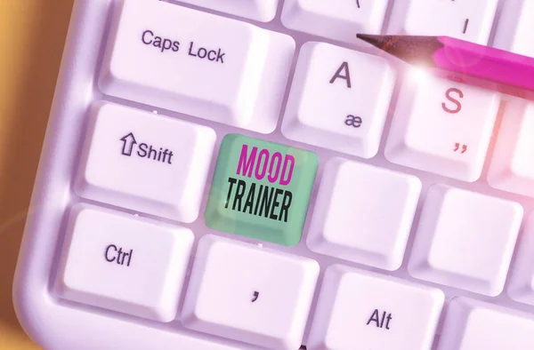 Segnale che mostra Mood Trainer. Foto concettuale un dimostrando chi si allena per alleviare i disturbi dell'umore di una tastiera del pc bianco dimostrante con carta nota vuota sopra lo spazio di copia del tasto di sfondo bianco — Foto Stock