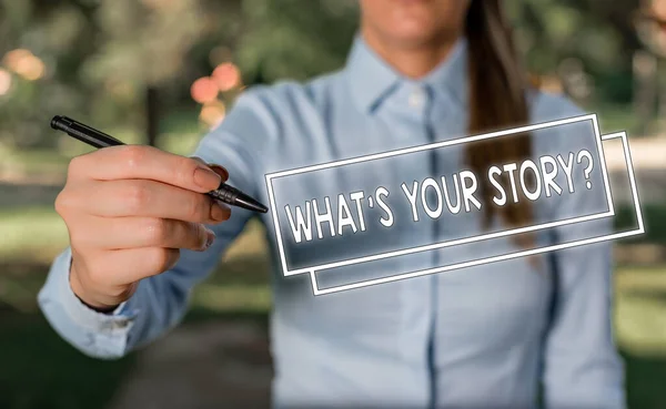 Texto de escritura de palabras What S Your Story Question. Concepto de Negocio para Relacionar Algo Sobre Ti Mismo Cualquier Actualización Mujer en un azul camisetas de negocios señalando con su dedo en el espacio vacío . — Foto de Stock