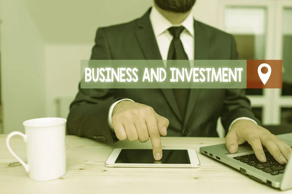 Escrevendo nota mostrando Negócios e Investimento. Foto de negócios mostrando colocando seu dinheiro em campo para aumentá-los . — Fotografia de Stock