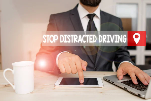 Escribiendo una nota que muestra Stop Distracted Driving. Foto de negocios mostrando pidiendo tener cuidado al volante lentamente . — Foto de Stock
