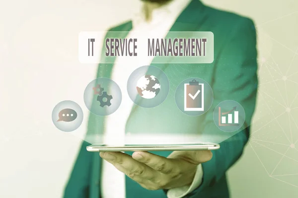 Konceptualne pismo ręczne pokazujące It Service Management. Biznes photo text Activity Reżyseria Policies Lifecycle of Technology Mężczyzna w garniturze formalnym prezentujący za pomocą inteligentnego urządzenia. — Zdjęcie stockowe