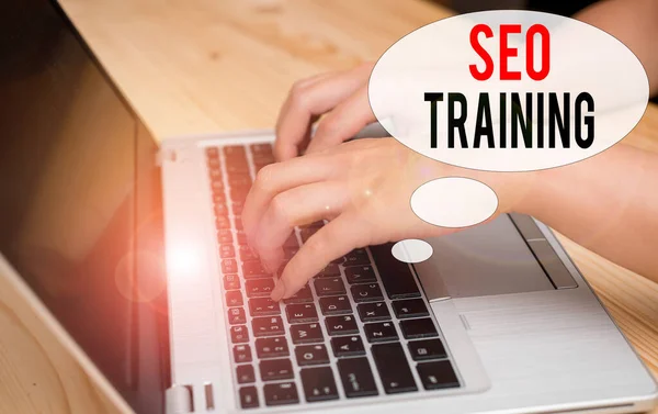 Texto de escritura de palabras Seo Training. Concepto de negocio para aprender conocimientos específicos mejorar perforanalysisce en roles actuales ordenador portátil mujer teléfono inteligente taza oficina suministros dispositivos tecnológicos . — Foto de Stock