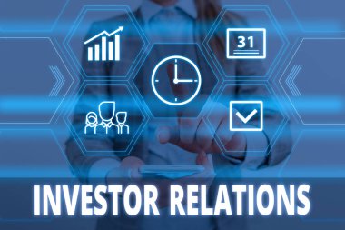 Yatırımcı İlişkilerini gösteren bir not yazıyorum. Finansı birleştiren iş fotoğrafı gösterme analiz sorumluluğu. Kadın akıllı aygıt kullanılarak sunum sunumu için resmi iş elbisesi giyiyor..