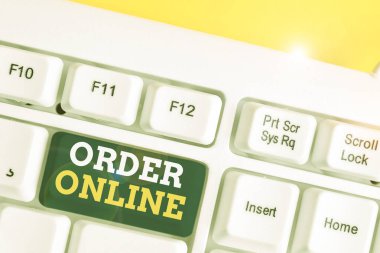 İnternette Kelime Yazma Düzeni. İnternet üzerinden ürün veya hizmet satın alma konsepti beyaz arkaplan anahtar alanının üzerinde boş not kağıdı olan beyaz pc klavye.