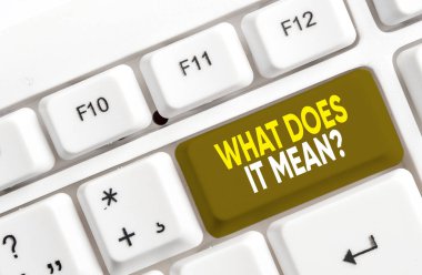 Ne anlama geldiğini gösteren bir not yazıyorum. İş fotoğrafı gösterimi Beyaz PC klavye tanımlı bir şeyin anlamını verin beyaz arkaplan üzerinde not kağıdı ile.