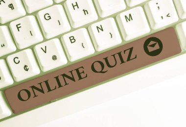 Çevrimiçi Test'i gösteren metin işareti. Kavramsal fotoğraf oyunu veya beyaz arka plan tuşu kopyalama alanı üzerinde boş not kağıdı ile Internet Beyaz pc klavye yayınlanan bir zihin sporu.