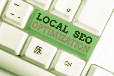 Yerel Seo Optimizasyonu 'nun el yazısı. Kavram, beyaz arkaplan anahtar alanının üzerindeki boş not kağıdıyla Arama Görünürlüğünü Üst Liste 'deki Beyaz pc klavyesine yükselt demek..