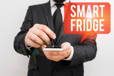 Akıllı Buzdolabı 'na mesaj yaz. İçinde ne tür ürünlerin depolandığını algılamak için programlanmış iş konsepti.