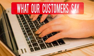 Mesajda müşterilerimizin ne dediğini gösteriyor. Kullanıcıları tanımak için kavramsal fotoğraf Tüketiciler geri bildirim Kadın tepkiler bilgisayar akıllı telefon sabıka ofisi teknolojik cihazlar sağlar.