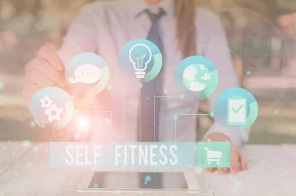 Schrijfbriefje met Self Fitness. Zakelijke foto showcasing staat van gezondheid en welzijn en de mogelijkheid om uit te voeren Vrouwelijke menselijke dragen formele werkpak presenteren slimme apparaat. — Stockfoto