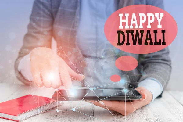 Un cartello che mostra Happy Diwali. Concettuale festival fotografico di luci che celebrato da milioni di indumenti umani indù femminile vestito da lavoro formale che presenta presentazione utilizzare dispositivo intelligente . — Foto Stock