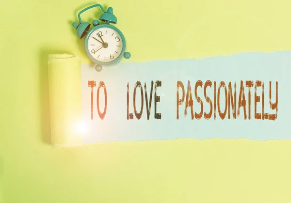 Escritura a mano conceptual mostrando To Love Passionately. Texto de la foto de negocios Sentimiento fuerte para alguien u otra cosa Afecto . — Foto de Stock