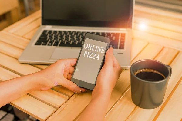 Nota de escrita mostrando Online Pizza. Foto de negócios mostrando entrega rápida de pizza à sua porta Encomendar comida mulher on-line com laptop smartphone e tecnologia de suprimentos de escritório . — Fotografia de Stock