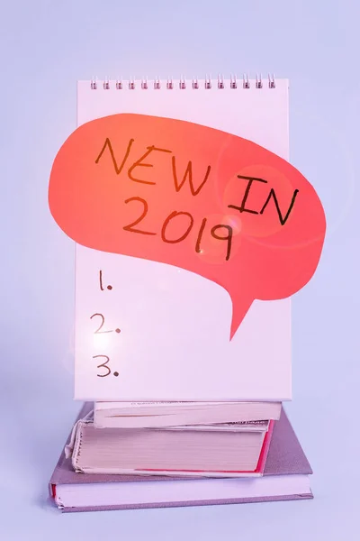 Foto de negócios mostrando o que estará esperando ou nova criação para o ano 2019 Spiral notebook speech bubble empilhado livros antigos cool pastel background . — Fotografia de Stock