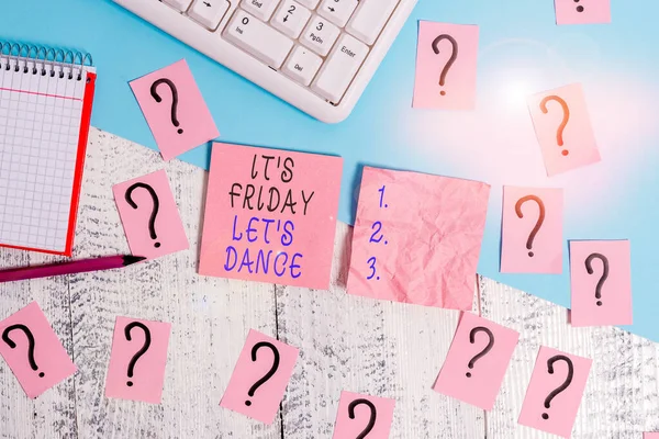 Handschrifttekst It S Friday Let S Dance. Concept betekent Vieren het begin van het weekend Gaan feesten Disco Muziek Schrijfgereedschap, computer spullen en wiskundeboek blad op de top van houten tafel. — Stockfoto