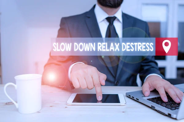 Escribiendo una nota que muestra Destress Relax más lento. Foto de negocios mostrando calmante traer felicidad y ponerte de buen humor . — Foto de Stock