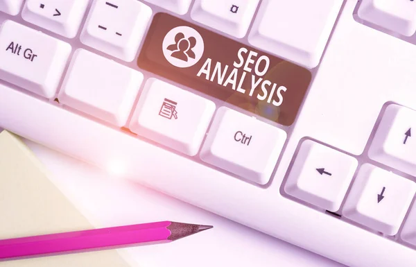 Word writing text seo analysis. Business-Konzept für Werkzeug hilft zu zeigen, wie man eine Website Ranking weiße PC-Tastatur mit leerem Notizpapier über weißem Hintergrund Schlüssel Kopierraum zu verbessern studieren. — Stockfoto