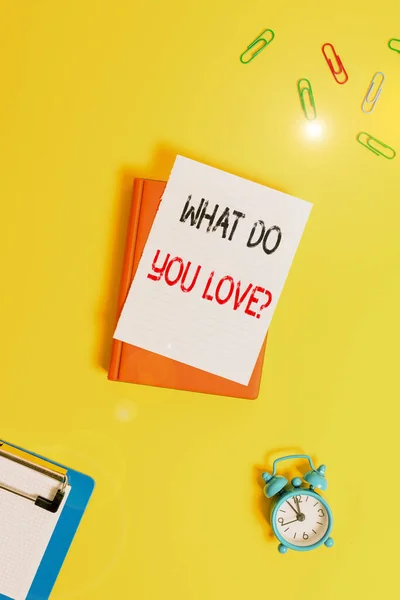 A What Do You Love Kérdést bemutató levél. Üzleti fotó bemutatása Élvezhető dolgok szenvedély valami inspiráció gemkapcsok üres papírok szöveges üzenetek. — Stock Fotó