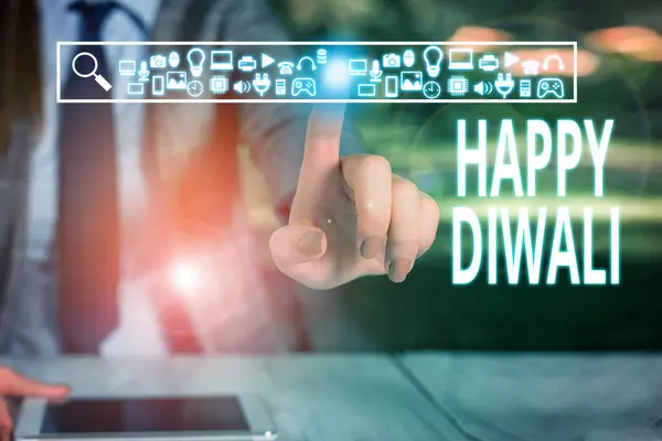 Skriva lapp som visar Happy Diwali. Affärsfoto visa upp festival av ljus som firas av miljontals hinduer kvinna bära formell arbetskläder presentera presentation med hjälp av smart enhet. — Stockfoto