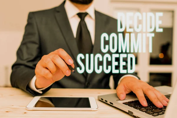 Handschrift tekst schrijven Beslissen Commit Succes. Concept betekent het bereiken van het doel komt in drie stappen Bereik je dromen. — Stockfoto