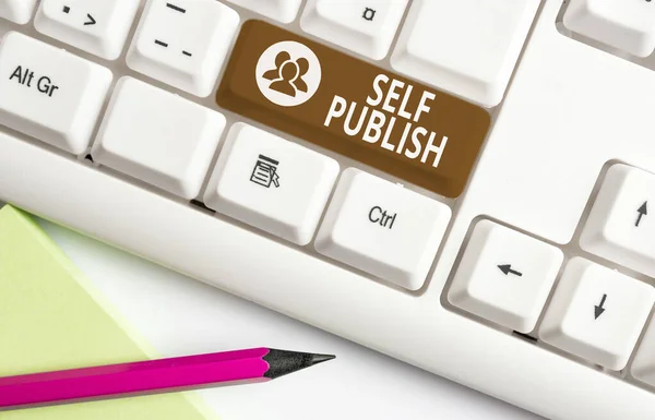 Texte d'écriture Word Self Publish. Concept d'entreprise pour publié leur travail indépendamment et à leurs frais Clavier pc blanc avec papier de note vide au-dessus de l'espace de copie de clé de fond blanc . — Photo