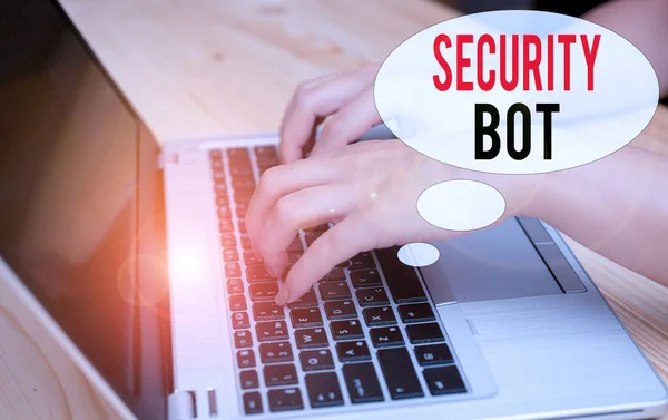 Написаний текст Security Bot. Бізнес-концепція програмного забезпечення, що виконує автоматизоване завдання над ноутбуком жінку-ноутбука смартфон офіс постачає технологічні пристрої. — стокове фото