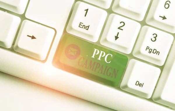 Tekst schrijven Ppc Campagne. Zakelijk concept voor gebruik Ppc om hun producten en diensten te promoten Witte pc toetsenbord met lege nota papier boven witte achtergrond toets kopieerruimte. — Stockfoto