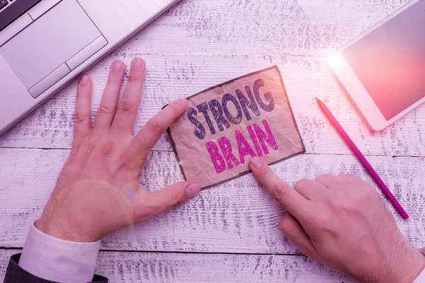 Texte d'écriture de mots Strong Brain. Concept d'entreprise pour ses propres attitudes et opinions et ne sont pas facilement influencés . — Photo