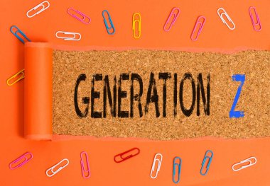 Nesil Z 'yi gösteren not yazılıyor. Milenyum sonrası çocuk neslinin iş fotoğrafı sergilenen adı.