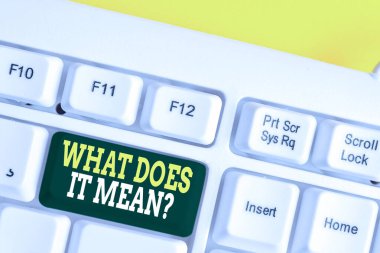 Kelime yazma metni Soru Anlamı. Beyaz arkaplan anahtar boşluğunun üzerinde boş not kağıdı bulunan Beyaz pc klavye tanımlaması için iş konsepti.