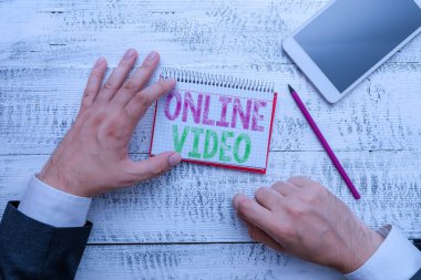 Online Video 'yu gösteren kavramsal el yazısı. İş fotoğrafı metni internet üzerinden video aktarımıyla ilgilenir.
