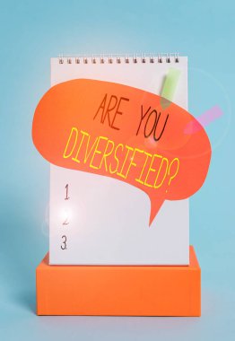 Çeşitlendirilmiş Soru 'yu gösteren not yazılıyor. Farklı Karışık Yüzlü Spiral Konuşma Kutusu Oku afişleri sergiliyor. Renkli arka plan.