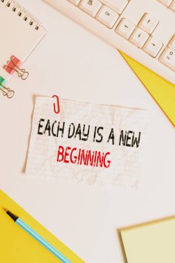 Kelime yazma metni Her gün yeni bir başlangıçtır. Her sabah için iş konsepti Yeniden Başlayabilirsiniz İlham PC klavyesi ile masanın üzerinde yatıyordu ve metin iletileri için boşluk kağıdı kopyalamak.