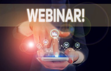 Webinar 'ı gösteren kavramsal el yazısı. İş fotoğrafı metni bir seminer veya İnternet Kadını 'nda geçen diğer sunumlar giyin ve sunum için akıllı aygıt sunun..