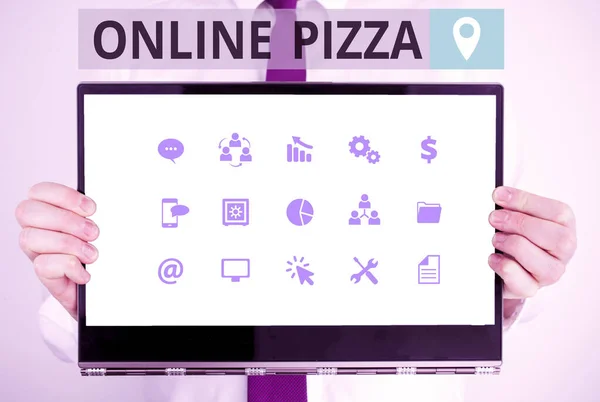온라인 피자에 문자를 쓰는 거죠. 당신의 현관 계단에서 빠르게 피자를 배달하는 사업 컨셉에 대 한 두꺼운 텍스처 보드를 들고 온라인 온라인 남성을 주문 비즈니스 홍보 개념. — 스톡 사진