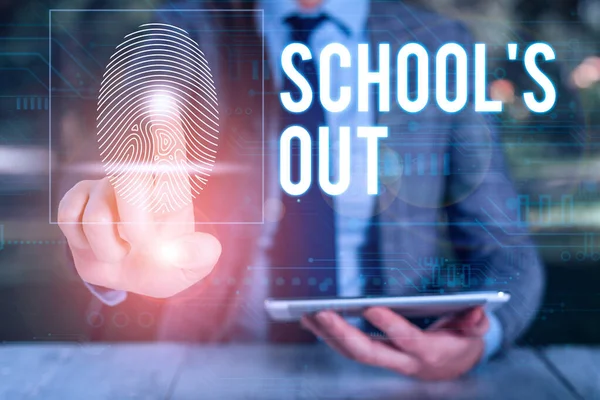 Tekstbord met School S is uit. Conceptuele foto lessen zijn voorbij voor het moment Einde van de schooldag Vrouw draagt formele werkpak presentatie met behulp van smart device. — Stockfoto