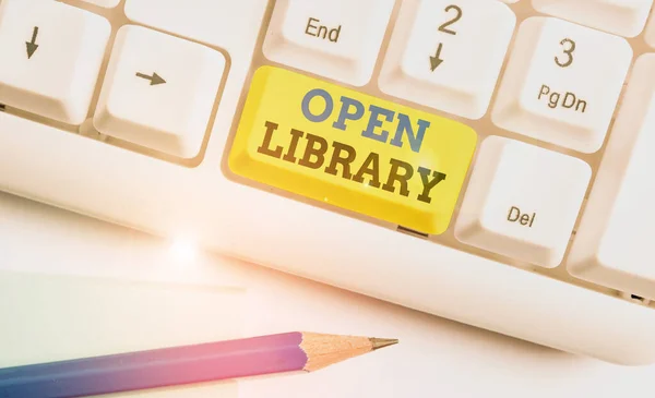 Word scrittura di testo Open Library. Business concept per l'accesso online a libri di pubblico dominio e outofprint di analisi Tastiera bianca per pc con carta a note vuote sopra lo spazio di copia del tasto di sfondo bianco . — Foto Stock