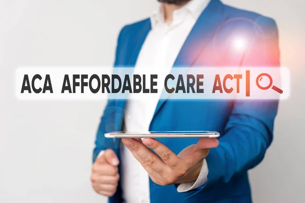 Az Aca megfizethető ellátásról szóló törvény szöveges jele. Fogalmi fotó, amely olcsó kezelés a beteg több helyen Férfi a kék lakosztály és fehér ing tartja a mobiltelefon a kezében. — Stock Fotó