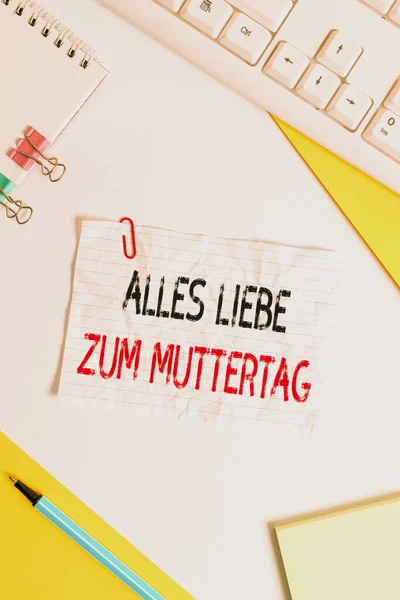 Palavra escrita texto Alles Liebe Zum Muttertag. Conceito de negócio para Feliz Dia das Mães Amor Bons votos Afeição Plano colocar acima da mesa com teclado pc e copiar papel espacial para mensagens de texto . — Fotografia de Stock