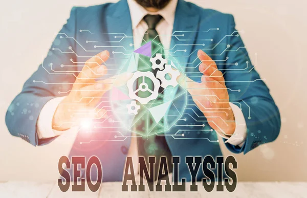 Texto de escritura Seo Analysis. Concepto significado herramienta ayuda a mostrar a estudiar cómo mejorar un sitio web clasificación Hombre traje de trabajo formal desgaste humano presentación utilizando dispositivo inteligente . —  Fotos de Stock