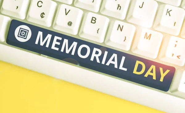 Rukopis Memorial Day. Koncept znamená zapamatování si vojenského demonstračního zařízení, které zemřelo ve službě Bílá PC klávesnice s prázdným poznámkovým papírem nad bílým pozadím kopírovací prostor. — Stock fotografie