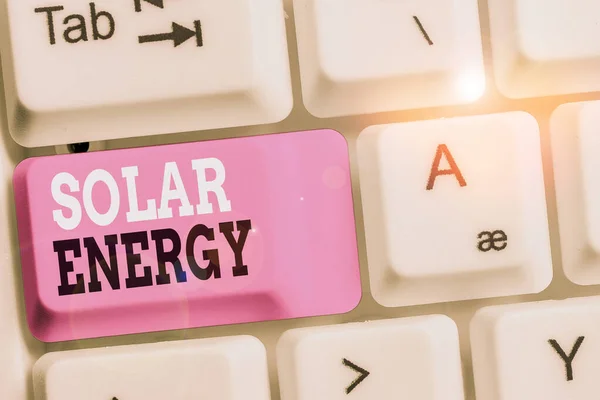 Texto de caligrafia Energia Solar. Conceito que significa radiação do sol capaz de produzir calor ou eletricidade Teclado de PC branco com papel de nota vazio acima do espaço de cópia da chave de fundo branco . — Fotografia de Stock