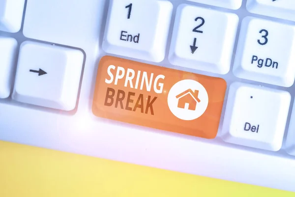 Ecriture conceptuelle montrant Spring Break. Photo d'affaires présentant la semaine s est vacances pour les étudiants au printemps typiquement à Pâques clavier pc blanc avec papier note au-dessus du fond blanc . — Photo