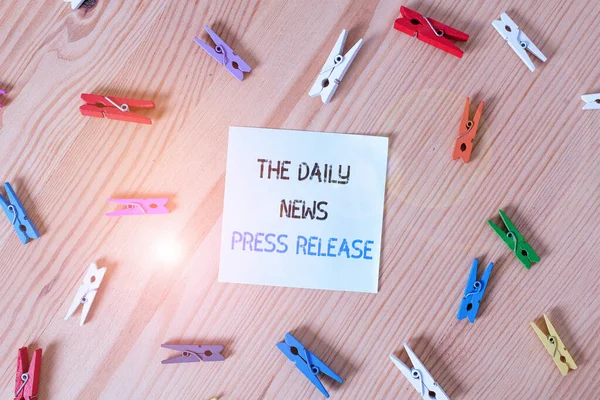 Schrijfbriefje met The Daily News Persbericht. Zakelijke foto presentatie aankondigen groot nieuws of spreken om te laten zien Gekleurde wasknijpers lege herinnering houten vloer achtergrond kantoor. — Stockfoto