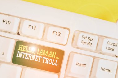 Kelime yazma Merhaba Ben Bir İnternet Trolüyüm. Sosyal medya sorunları için iş konsepti tartışmaları beyaz arkaplan anahtar alanının üzerinde boş not kağıdı ile beyaz pc klavye.