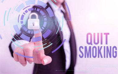 Mesaj işareti sigarayı bıraktığını gösteriyor. Tütün ve sigaranın devamsızlığının kavramsal fotoğraf süreci. Kadın giyimi sunum için resmi iş elbisesi. Akıllı aygıt kullanımı..